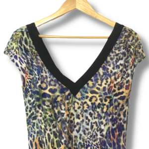 alt=”Blusa-Shoulder-Colorida-Estampa-Oncinha-P-PRM0010det1”