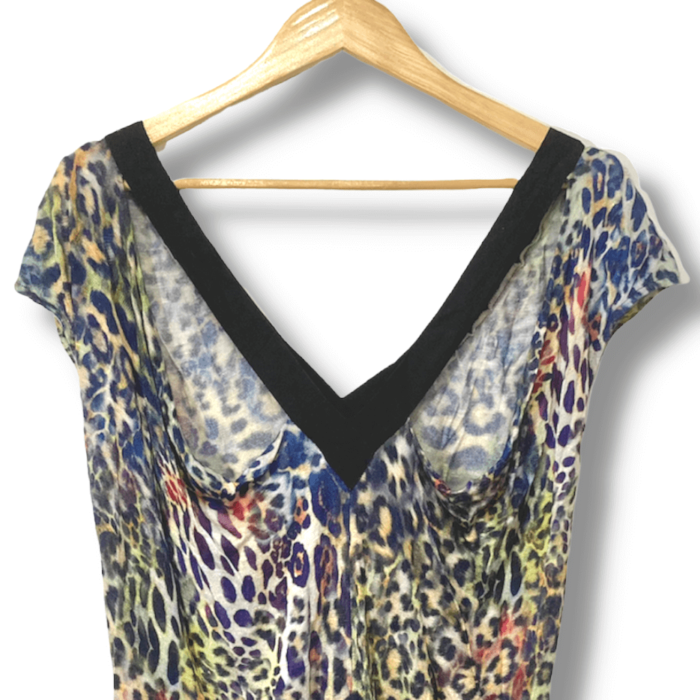 alt=”Blusa-Shoulder-Colorida-Estampa-Oncinha-P-PRM0010det2”