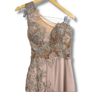 alt="Vestido-longo-festa-Yeda-Nolasco-Rosa-Bebê-Liso-Apliques-Flores-Canutilhos-Pérolas-M-PRM0015det1"