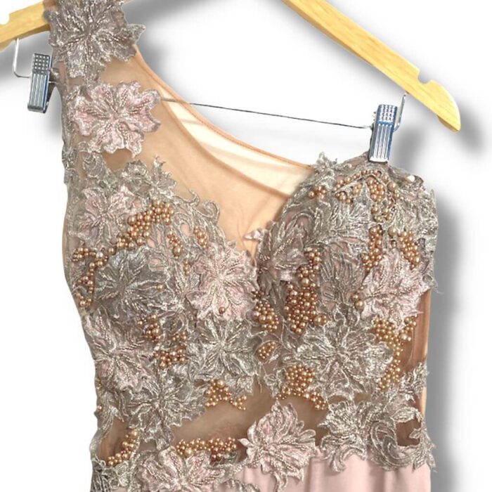 alt="Vestido-longo-festa-Yeda-Nolasco-Rosa-Bebê-Liso-Apliques-Flores-Canutilhos-Pérolas-M-PRM0015det3"