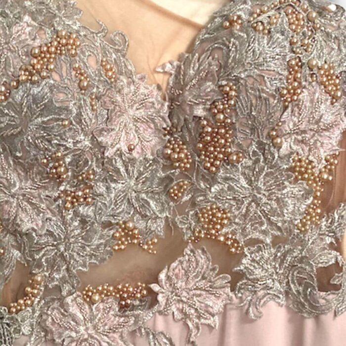 alt="Vestido-longo-festa-Yeda-Nolasco-Rosa-Bebê-Liso-Apliques-Flores-Canutilhos-Pérolas-M-PRM0015det4"