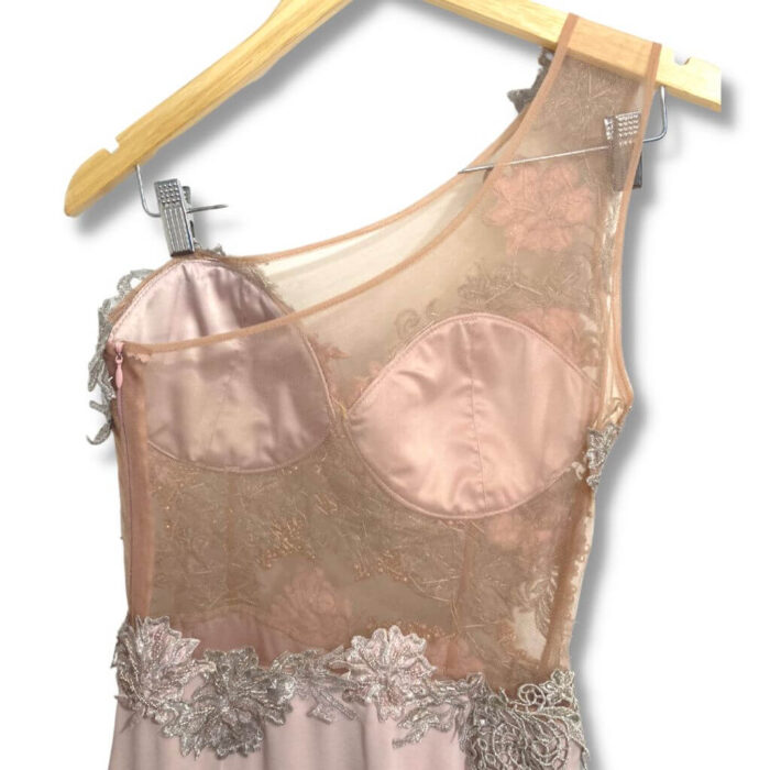alt="Vestido-longo-festa-Yeda-Nolasco-Rosa-Bebê-Liso-Apliques-Flores-Canutilhos-Pérolas-M-PRM0015det7"