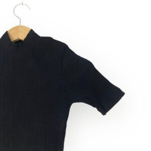 alt="Blusa-Cropped-Carol-Taurisano-Preta-Lisa-Canelada-Gola-Rolê-PP-PRM0018det"