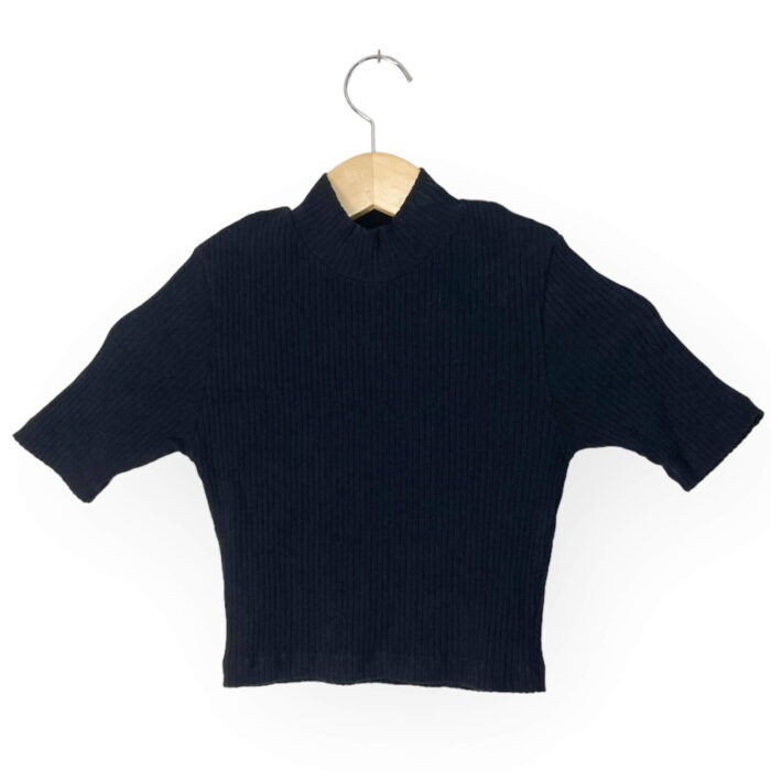 alt="Blusa-Cropped-Carol-Taurisano-Preta-Lisa-Canelada-Gola-Rolê-PP-PRM0018f"