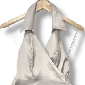 alt="Vestido-Verty-Cinza-Claro-Prateado-Liso-Transpassado-Cetim-P-AFL0027det1"