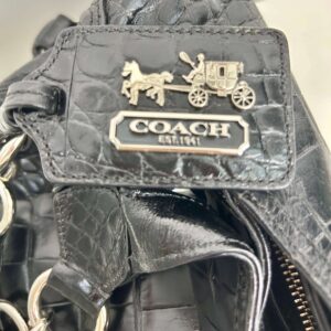 alt="Bolsa-Coach-Crocodilo-Ferragens-Prateadas-Preta-FMM0091det1"