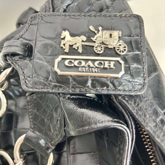 alt="Bolsa-Coach-Crocodilo-Ferragens-Prateadas-Preta-FMM0091det1"