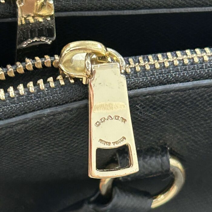 alt="Bolsa-Coach-Ferragens-Douradas-Preta-FMM0090det1"