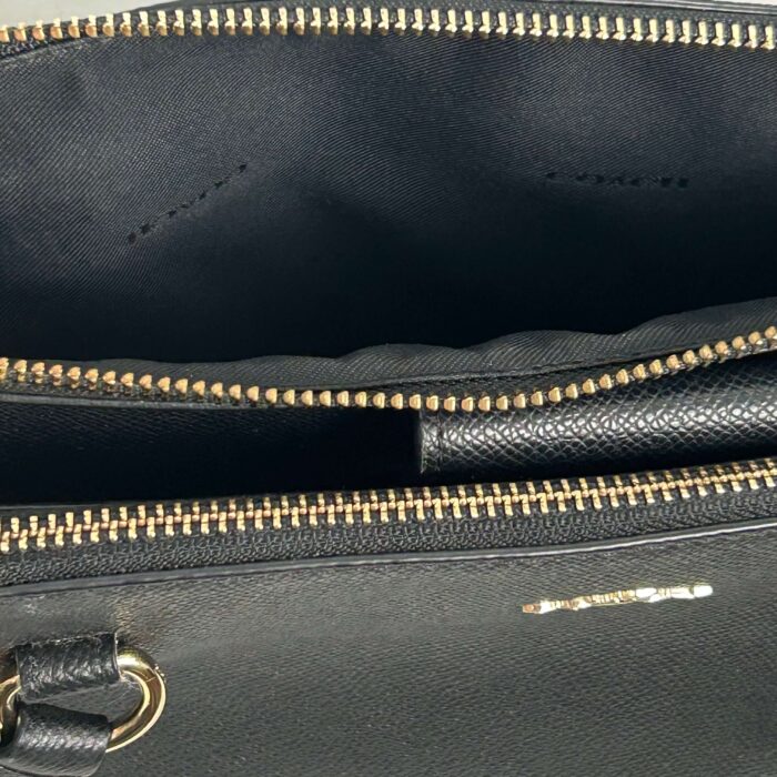 alt="Bolsa-Coach-Ferragens-Douradas-Preta-FMM0090det2"