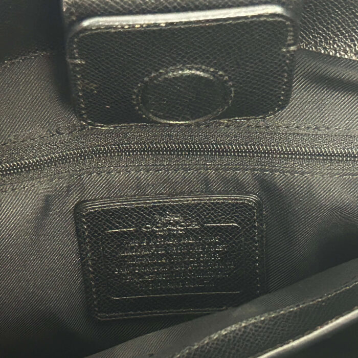 alt="Bolsa-Coach-Ferragens-Douradas-Preta-FMM0090det3"