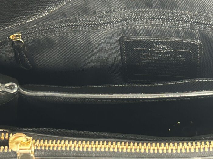 alt="Bolsa-Coach-Ferragens-Douradas-Preta-FMM0090det4"