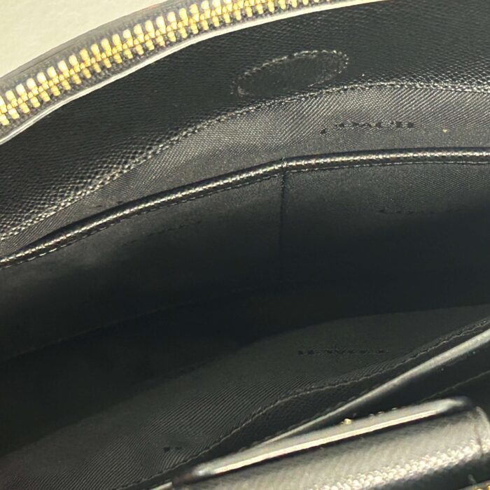 alt="Bolsa-Coach-Ferragens-Douradas-Preta-FMM0090det5"