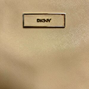 alt="Bolsa-DKNY-Alca-Correntes-Bege-FMM0089det1"