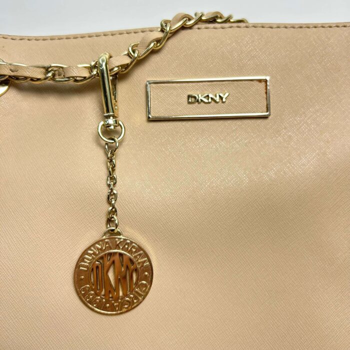 alt="Bolsa-DKNY-Alca-Correntes-Bege-FMM0089det2"