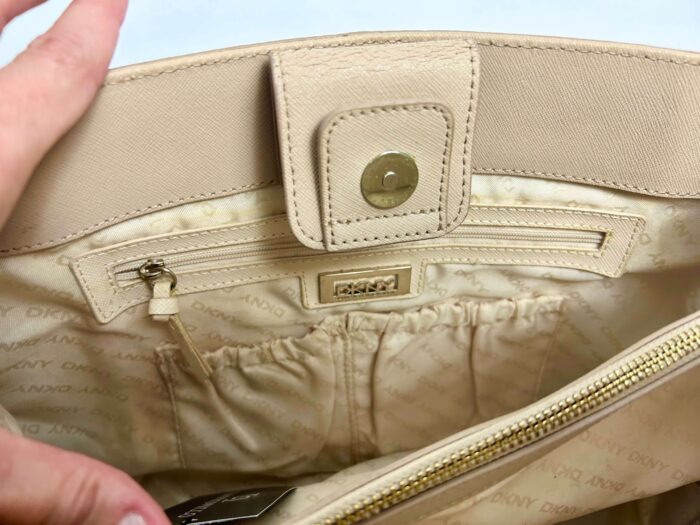 alt="Bolsa-DKNY-Alca-Correntes-Bege-FMM0089det5"