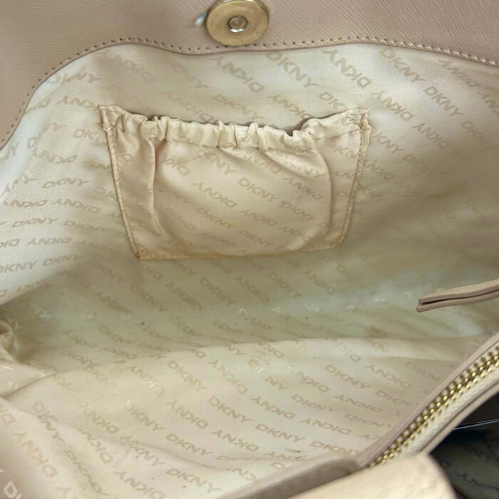 alt="Bolsa-DKNY-Alca-Correntes-Bege-FMM0089det6"