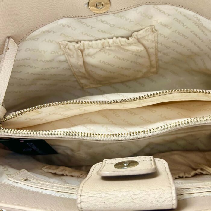 alt="Bolsa-DKNY-Alca-Correntes-Bege-FMM0089det7"